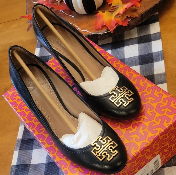 Tory Burch Black Flats with Gold Logo - Picture 1 of 7